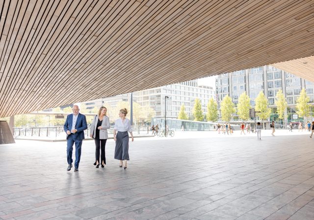 wandelende collega's bij Rotterdam Centraal